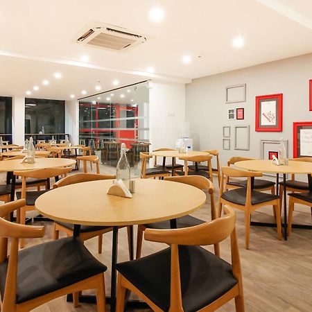 Super Townhouse The Cinco Hotel Near Esi Hospital Hyderabad Esterno foto
