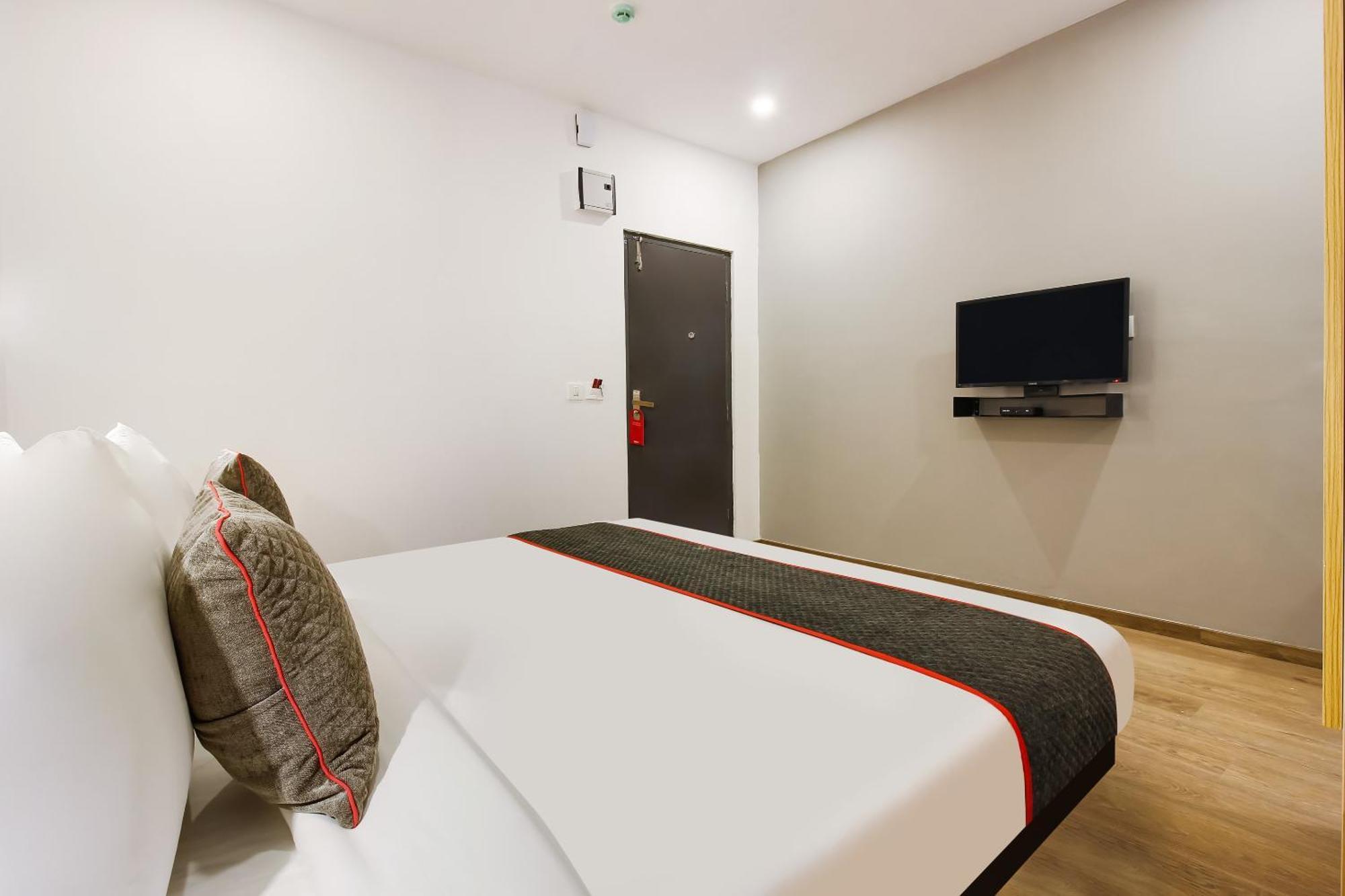 Super Townhouse The Cinco Hotel Near Esi Hospital Hyderabad Esterno foto