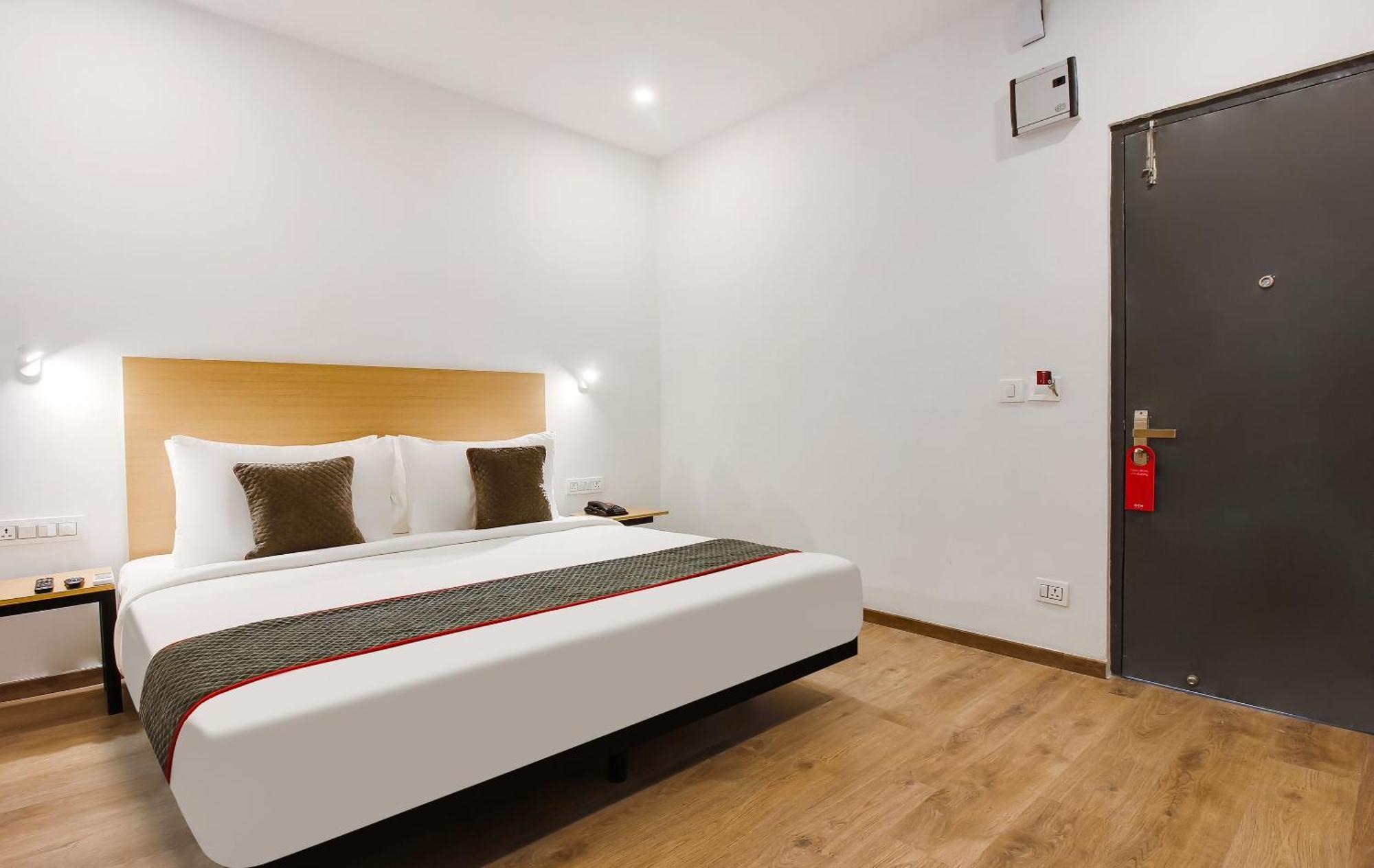 Super Townhouse The Cinco Hotel Near Esi Hospital Hyderabad Esterno foto