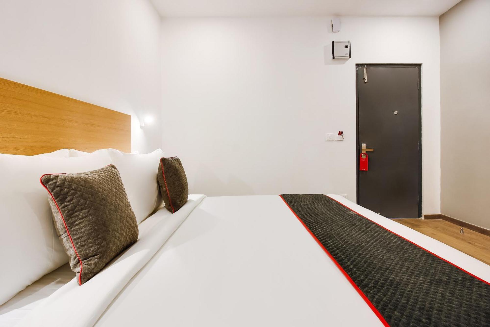 Super Townhouse The Cinco Hotel Near Esi Hospital Hyderabad Esterno foto