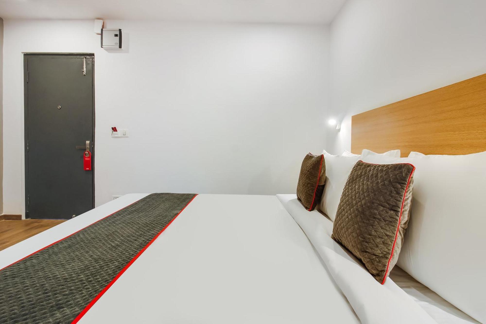 Super Townhouse The Cinco Hotel Near Esi Hospital Hyderabad Esterno foto